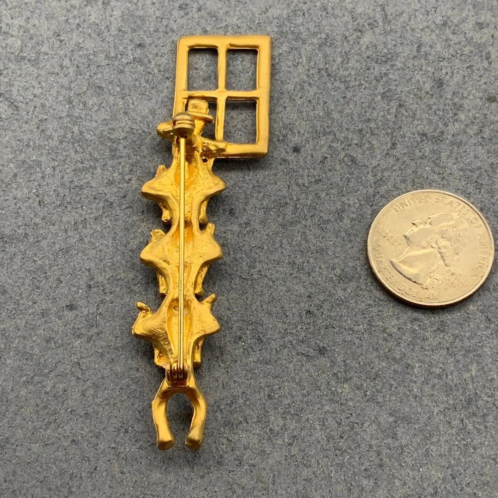 Four Men Window Pin Brooch Gold Climbing Tophat Acrobat Peeping Tom - Picture 3 of 4